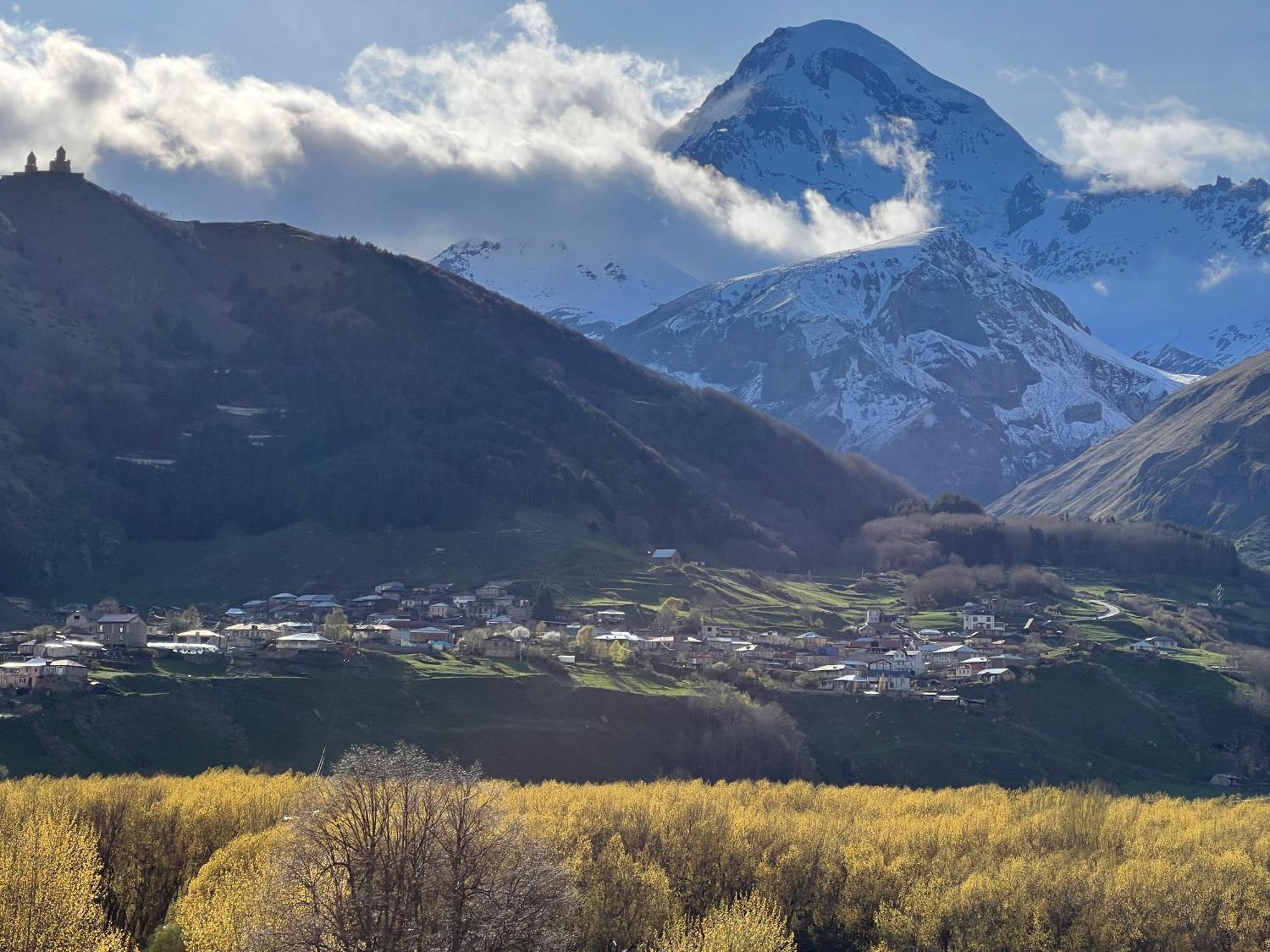 Old District Hotell Kazbegi Eksteriør bilde